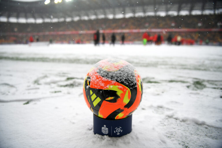 2025.11.23 Bialystok Pilka nozna PKO Ekstraklasa sezon 2025/2026 16. kolejka rozgrywek Jagiellonia Bialystok (zolto-czerwone) - GKS Katowice N/z z powodu opadow duzych sniegu i zasniezonego boiska mecz zostal przez sedziego Wojciecha Mycia odwolany Foto Michal Kosc / PressFocus 
2025.11.23 Bialystok Bialystok Football Polish PKO Ekstraklasa season 2025/2026 Jagiellonia Bialystok - GKS Katowice Credit Michal Kosc / PressFocus