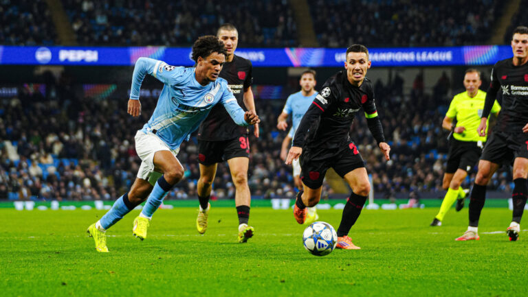 Oscar Bobb Manchester City, 52, Alejandro Grimaldo Bayer 04 Leverkusen, 20 ENG, Manchester City vs. Bayer 04 Leverkusen, Fussball, UEFA Champions League, Spieltag 5, Spielzeit 2025/2026, 25.11.2025 ENG, Manchester City vs. Bayer 04 Leverkusen, Fussball, UEFA Champions League, Spieltag 5, Spielzeit 2025/2026, 25.11.2025 Manchester *** Oscar Bobb Manchester City, 52 , Alejandro Grimaldo Bayer 04 Leverkusen, 20 ENG, Manchester City vs Bayer 04 Leverkusen, Football, UEFA Champions League, Matchday 5, Season 2025 2026, 25 11 2025 ENG, Manchester City vs Bayer 04 Leverkusen, Football, UEFA Champions League, Matchday 5, Season 2025 2026, 25 11 2025 Manchester Copyright: xEibner-Pressefoto/MarcelxvonxFehrnx EP_MFN
2025.11.25 Manchester
pilka nozna , Liga Mistrzow
Manchester City - Bayer 04 Leverkusen 
Foto IMAGO/PressFocus

!!! POLAND ONLY !!!
