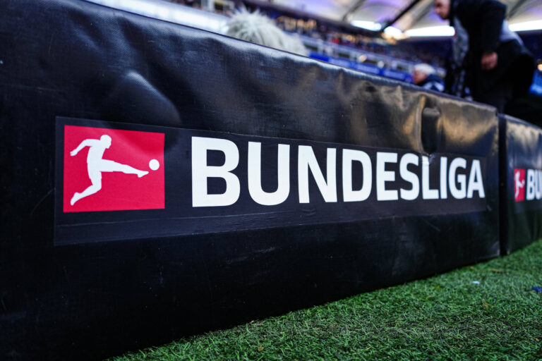 Logo Bundesliga auf Kamerabande, Themenfoto, Themenbild, Symbolfoto, Symbolbild, Stockfoto GER, Hamburger SV vs. VfB Stuttgart, Fussball, 1. Bundesliga, Spieltag 12, Saison 2025/2026, 30.11.2025 DFL REGULATIONS PROHIBIT ANY USE OF PHOTOGRAPHS AS IMAGE SEQUENCES AND/OR QUASI-VIDEO GER, Hamburger SV vs. VfB Stuttgart, Fussball, 1. Bundesliga, Spieltag 12, Saison 2025/2026, 30.11.2025 Hamburg *** Logo Bundesliga on camera board, theme photo, theme image, symbol photo, symbol image, stock photo GER, Hamburger SV vs VfB Stuttgart, Football, 1 Bundesliga, Matchday 12, Season 2025 2026, 30 11 2025 DFL REGULATIONS PROHIBIT ANY USE OF PHOTOGRAPHS AS IMAGE SEQUENCES AND OR QUASI VIDEO GER, Hamburger SV vs VfB Stuttgart, Football, 1 Bundesliga, Matchday 12, Season 2025 2026, 30 11 2025 Hamburg Copyright: xEibner-Pressefoto/MarcelxvonxFehrnx EP_MFN
2025.11.30 Hamburg
pilka nozna , liga niemiecka
Hamburger SV - VfB Stuttgart
Foto IMAGO/PressFocus

!!! POLAND ONLY !!!