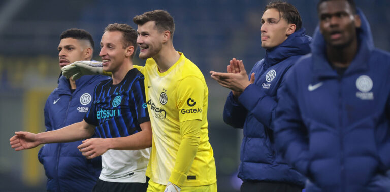 Milan, Italy, 3rd December 2025. Francesco Pio Esposito of FC Internazionale applauds as team mates Luis Henrique, Davide Frattesi and Josep Martinez of FC Internazionale react following the Internazionale vs Venezia Coppa Italia match at Giuseppe Meazza, Milan. Picture credit should read: Jonathan Moscrop / Sportimage EDITORIAL USE ONLY. No use with unauthorised audio, video, data, fixture lists, club/league logos or live services. Online in-match use limited to 120 images, no video emulation. No use in betting, games or single club/league/player publications. SPI_164_JM_INTER_VENEZIA_CI SPI-4321-0165
2025.12.03 Mediolan
pilka nozna , Puchar Wloch
Inter Mediolan - Venezia FC
Foto IMAGO/PressFocus

!!! POLAND ONLY !!!