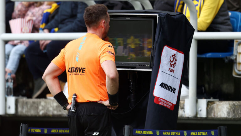 2025.12.06 Gdynia Pilka nozna PKO BP Ekstraklasa sezon 2025/2026 Arka Gdynia - Motor Lublin N/z Pawel Raczkowski VAR WAR Foto Piotr Matusewicz / PressFocus

2025.12.06 Gdynia
Football Polish PKO BP Ekstraklasa season 2025/2026 
Arka Gdynia - Motor Lublin 
Pawel Raczkowski VAR WAR 
Credit: Piotr Matusewicz / PressFocus