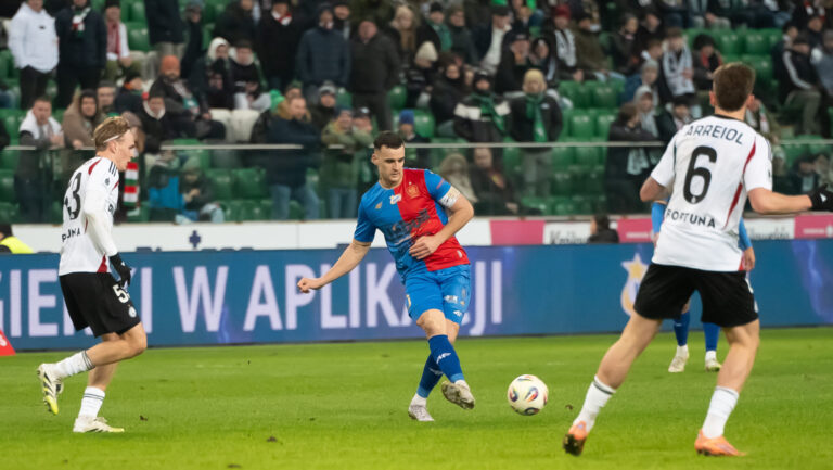 2025.12.14 Warszawa
pilka nozna PKO Ekstraklasa sezon 2025/2026
Legia Warszawa - Piast Gliwice
N/z Wojciech Urbanski Patryk Dziczek Henrique Arreiol
Foto Pawel Bejnarowicz / PressFocus

2025.12.14 Warsaw
Football - Polish PKO Ekstraklasa season 2025/2026
Legia Warszawa - Piast Gliwice
Wojciech Urbanski Patryk Dziczek Henrique Arreiol
Credit: Pawel Bejnarowicz / PressFocus