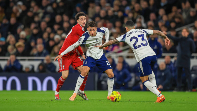 Tottenham Hotspur v Liverpool Premier League 20/12/2025. Tottenham Hotspur Midfielder Brennan Johnson 22 under Pressure from Liverpool Midfielder Curtis Jones 17 during the Premier League match between Tottenham Hotspur and Liverpool at Tottenham Hotspur Stadium, London, United Kingdom on 20 December 2025. Editorial use only DataCo restrictions apply See www.football-dataco.com , Copyright: xChrisxFoxwellx PSI-23445-0206
2025.12.20 Londyn
pilka nozna , liga angielska
Tottenham Hotspur - FC Liverpool
Foto IMAGO/PressFocus

!!! POLAND ONLY !!!