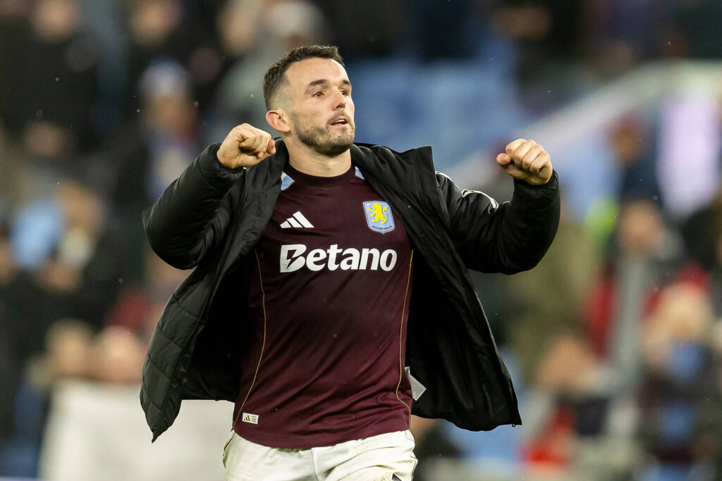 Aston Villa v Manchester United, ManU Premier League 21/12/2025. Aston Villa midfielder John McGinn 7 celebrates win with fans after the Premier League match between Aston Villa and Manchester United at Villa Park, Birmingham, England on 21 December 2025. Birmingham Villa Park West Midlands England Editorial use only DataCo restrictions apply See www.football-dataco.com , Copyright: xManjitxNarotrax PSI-23452-0228
2025.12.21 Birmingham
pilka nozna liga angielska
Premier League sezon 2025/2026
Foto IMAGO/PressFocus

!!! POLAND ONLY !!!