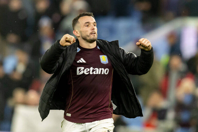 Aston Villa v Manchester United, ManU Premier League 21/12/2025. Aston Villa midfielder John McGinn 7 celebrates win with fans after the Premier League match between Aston Villa and Manchester United at Villa Park, Birmingham, England on 21 December 2025. Birmingham Villa Park West Midlands England Editorial use only DataCo restrictions apply See www.football-dataco.com , Copyright: xManjitxNarotrax PSI-23452-0228
2025.12.21 Birmingham
pilka nozna liga angielska
Premier League sezon 2025/2026
Foto IMAGO/PressFocus

!!! POLAND ONLY !!!