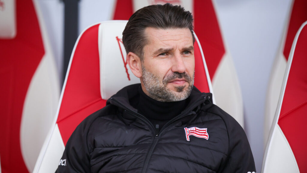 2026.01.01 Krakow
pilka nozna, Sezon 2025/2026 trening noworoczny Cracovii , mecz towarzyski , sparing
Cracovia Krakow - Cracovia II Krakow
N/z Luka Elsner trener head coach
Foto Michal Kedzierski / PressFocus

2026.01.01 Krakow
Football Polish league, Cracovia's New Year's training , friendly game, Season 2025/2026 Cracovia Krakow - Cracovia II Krakow
Luka Elsner trener head coach
Credit: Michal Kedzierski / PressFocus