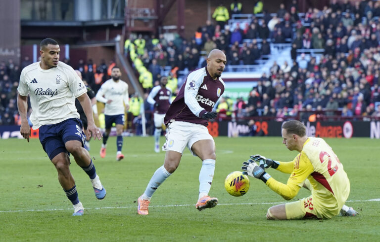 Birmingham, England, 3rd January 2026. Matz Sels of Nottingham Forest saves in front of the oncoming Donyell Malen of Aston Villa during the Aston Villa vs Nottingham Forest Premier League match at Villa Park, Birmingham. Picture credit should read: Andrew Yates / Sportimage EDITORIAL USE ONLY. No use with unauthorised audio, video, data, fixture lists, club/league logos or live services. Online in-match use limited to 120 images, no video emulation. No use in betting, games or single club/league/player publications. SPI_056_AY_Villa_Forest SPI-4426-0056
2026.01.03 Birmingham
pilka nozna , Liga Angielska
Aston Villa - Nottingham Forest
Foto IMAGO/PressFocus

!!! POLAND ONLY !!!