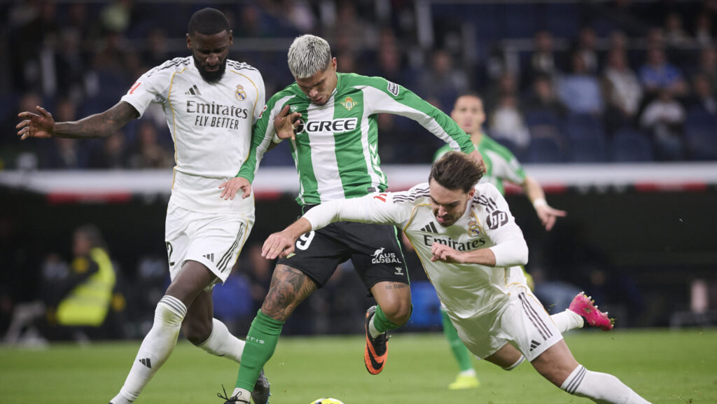 Real Madrid CF’s Antonio Rudiger (l) and Raul Asencio (r) and Real Betis Balompie's Cucho Hernandez during La Liga match. January 4, 2026 (ALTERPHOTOS/Ropero)
2026.01.04 Madryt
pilka nozna liga hiszpanska
Real Madryt - Real Betis Sewilla

Foto Alter Photos/SIPA USA/PressFocus

!!! POLAND ONLY !!!