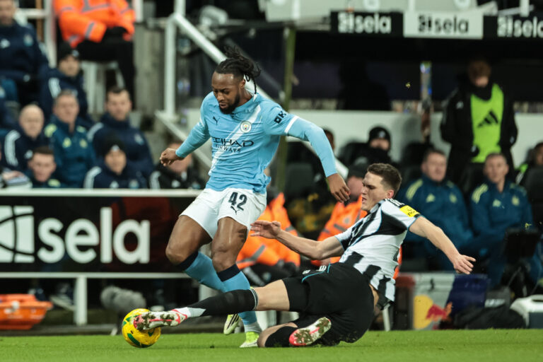 Sven Botman of Newcastle Untied slide tackles Antonie Semenyo of Manchester City during the Carabao Cup Semi-finals First Leg Newcastle United vs Manchester City at St. James's Park, Newcastle, United Kingdom, 13th January 2026

(Photo by Mark Cosgrove/News Images) in Newcastle, United Kingdom on 1/13/2026. (Photo by Mark Cosgrove/News Images/Sipa USA)
2026.01.13 Newcastle
pilka nozna Puchar Ligi Angielskiej
Newcastle United - Manchester City
Foto News Images/SIPA USA/PressFocus

!!! POLAND ONLY !!!