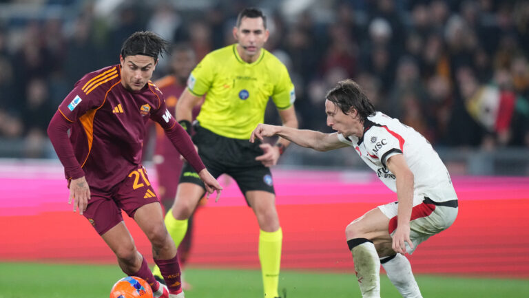 RomaÕs Paulo Dybala AC Milan's Luka Modric during the Serie A EniLive soccer match between Roma and Milan at the Rome's Olympic stadium, Italy - Sunday January 25, 2026 - Sport  Soccer ( Photo by Alfredo Falcone/LaPresse ) (Photo by Alfredo Falcone/LaPresse/Sipa USA)
2026.01.25 Rzym
pilka nozna liga wloska
AS Roma - AC Milan
Foto LaPresse/SIPA USA/PressFocus

!!! POLAND ONLY !!!
