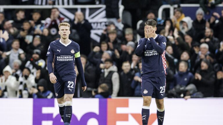 1/21/2026 - NEWCASTLE - (l-r) Jerdy Schouten of PSV Eindhoven and Joey Veerman of PSV Eindhoven react after the 0-2 during the UEFA Champions League match between Newcastle United FC and PSV Eindhoven at St. James' Park Stadium on January 21, 2026, in Newcastle, United Kingdom. SEM VAN DER WAL / ANP /ANP/Sipa USA
2026.01.21 Newcastle 
pilka nozna liga mistrzow
Newcastle United - PSV Eindhoven
Foto ANP/SIPA USA/PressFocus

!!! POLAND ONLY !!!