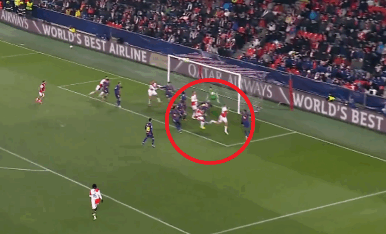 Koszmar Lewandowskiego. Samobójcze trafienie Polaka w Lidze Mistrzów! [WIDEO]