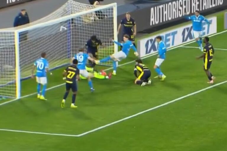 Kuriozalny gol w meczu Napoli! McTominay znów trafia [WIDEO]