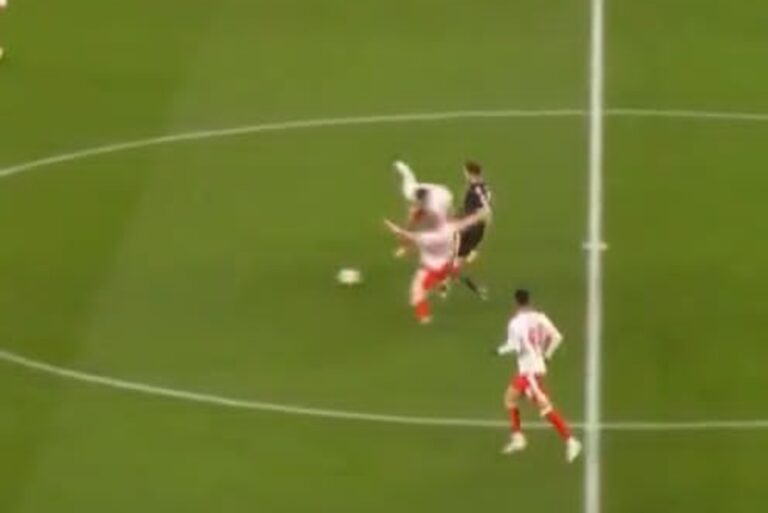 Kontrowersja w hicie Bundesligi! Koszmarny faul bez czerwonej kartki [WIDEO]