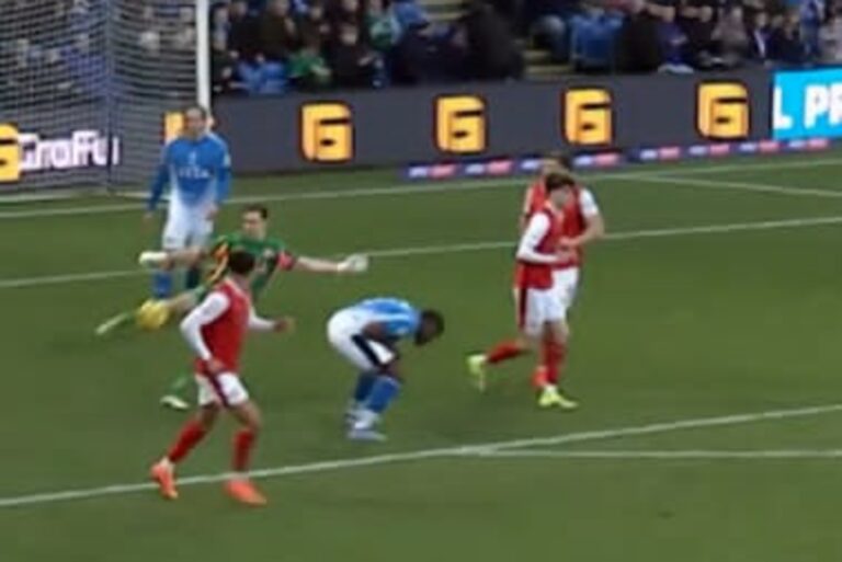 Najbardziej absurdalny samobój roku? Koszmarny błąd bramkarza [WIDEO]