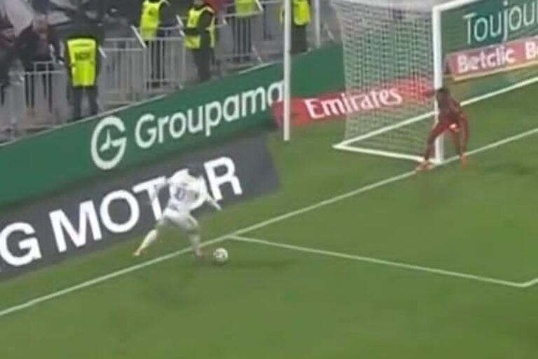 Kosmiczny gol w Ligue 1! Strzał niemal z zerowego kąta [WIDEO]