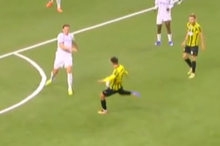 Honorowy gol ozdobą spotkania! Idealne uderzenie w Lidze Mistrzów [WIDEO]