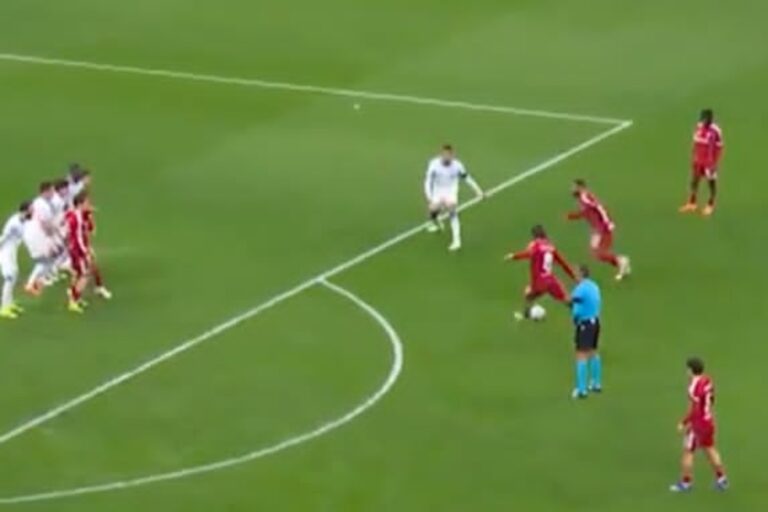 Piękny gol z rzutu wolnego w Lidze Mistrzów! Gwiazda Liverpoolu zaskoczyła [WIDEO]