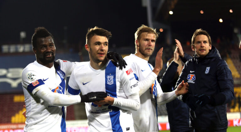 22.11.2015 SZCZECIN PILKA NOZNA EKSTRAKLASA SEZON 2015/2016 FOOTBALL POLISH EKSTRAKLASA SEASON 2015/2016 MECZ MATCH POGON SZCZECIN - LECH POZNAN N/Z RADOSC ABDUL AZIZ TETTEH DARIUSZ FORMELLA PAULUS ARAJUURI PO WYGRANYM MECZU FOT SZYMON GORSKI / PRESSFOCUS