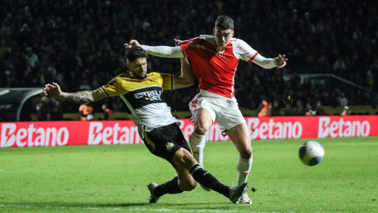 SP - CRICIUMA - 06/30/2024 - BRAZILIAN A 2024, CRICIUMA x INTERNACIONAL - Criciuma player Tobias Figueiredo disputes a bid with Lucca Drummond Internacional player during a match at the Heriberto Hulse stadium for the Brazilian A 2024 championship. Photo: Leonardo Hubbe/AGIF (Photo by Leonardo Hübbe/AGIF/Sipa USA)
2024.06.30 Criciuma
pilka nozna liga brazylijska
Criciuma EC - SC Internacional
Foto Leonardo Hbbe/AGIF/SIPA USA/PressFocus

!!! POLAND ONLY !!!