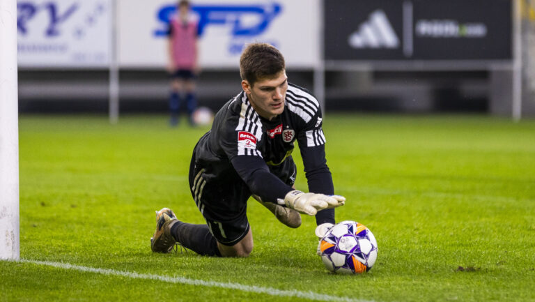 2025.05.02 Lodz Pilka Nozna Betclick 2 Liga Sezon 2024/2025 LKS Lodz II - Hutnik Krakow Nz Hubert Idasiak Dawid Figura/PressFocus

2025.05.02 Lodz Football Polish Second League Season 2024/2025 LKS Lodz - Hutnik Krakow Hubert Idasiak Credit: Dawid Figura/PressFocus