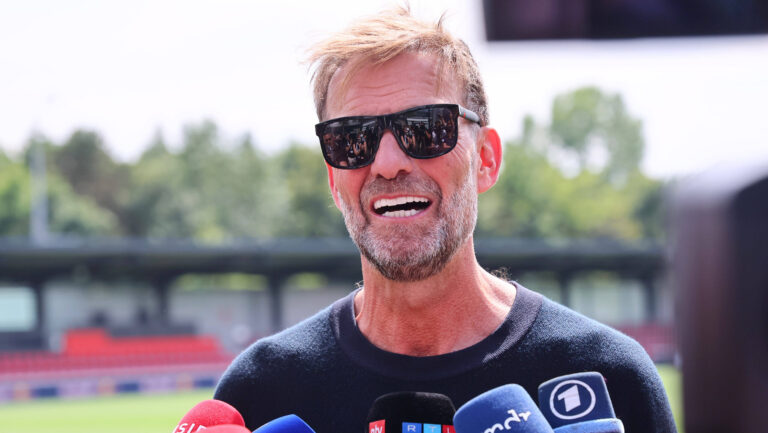 Trainingsauftakt RB Leipzig / Bundesliga Leipzig, 14.07.2025, Trainingszentrum Cottaweg, Fussball Bundesliga , RB Leipzig - Trainingsstart fur die Saison 2025 / 26 , Im Bild: Jurgen Klopp  Head of Global Soccer, Red Bull an den Mikrofonen der Medien , *** Training kick-off RB Leipzig Bundesliga Leipzig, 14 07 2025, Training Center Cottaweg, Fussball Bundesliga , RB Leipzig training start for the 2025 season 26 , In the picture Jurgen Klopp Head of Global Soccer, Red Bull at the microphones of the media ,
2025.07.14 Lipsk
pilka nozna , liga niemiecka
RB Lipsk - trening
Foto IMAGO/PressFocus

!!! POLAND ONLY !!!