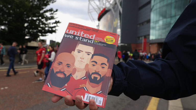 Manchester United, ManU v Burnley Premier League 30/08/2025. United fanzine for sale ahead of the Premier League match between Manchester United and Burnley at Old Trafford, Manchester, England on 30 August 2025. Manchester Old Trafford Greater Manchester England Editorial use only DataCo restrictions apply See www.football-dataco.com , Copyright: xConorxMolloyx PSI-22715-0015
2025.08.30 Manchester
pilka nozna , liga angielska
Manchester United - Burnley
Foto IMAGO/PressFocus

!!! POLAND ONLY !!!