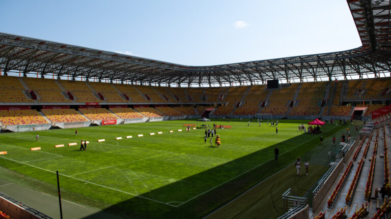 2025.09.01 Bialystok. Pozegnanie murawy na Chorten Arena. W zwiazku z wymiana murawy na Chorten Arenie oraz instalacja nowego systemu grzewczego miejska spolka zarzadzajaca stadionem, na ktorym na co dzien bialostocka Jagiellonia, zorganizowala akcje POZEGNANIE MURAWY z mnostwem atrakcji dla kibicow Jagi. Kazdy mogl m.in otrzymac fragment murawy na ktorej bialostocka druzyna wywalczyla tytul Mistrza Polski  w sezonie 2024/2025. N/z murawa Chorten Areny widoczna z trybun Foto Michal Kosc / PressFocus