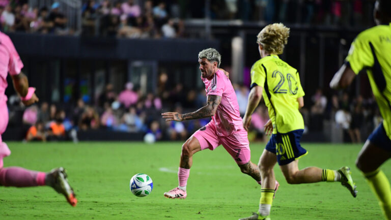 Inter Miami CF midfielder Rodrigo De Paul (7) dribbles the ball up the pitch during the match between Inter Miami and Nashville at Chase Stadium in Fort Lauderdale, Florida on October 24, 2025. (Photo by JC Ruiz/Sipa USA)
2025.10.24 Fort Lauderdale
pilka nozna amerykanska liga MLS
Inter Miami CF - Nashville SC
Foto Sipa USA/SIPA USA/PressFocus

!!! POLAND ONLY !!!