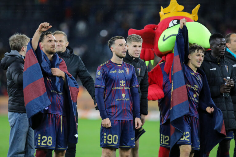 2025.10.25 Szczecin
pilka nozna PKO Ekstraklasa sezon 2025/2026
Pogon Szczecin - Cracovia Krakow 
N/z Linus Wahlqvist Sam Greenwood, Leonardo Koutris
Foto Kasia Dzierzynska / PressFocus

2025.10.25 Szczecin
Football - Polish PKO Ekstraklasa season 2025/2026
Pogon Szczecin - Cracovia Krakow 
Linus Wahlqvist Sam Greenwood, Leonardo Koutris
Credit: Kasia Dzierzynska / PressFocus