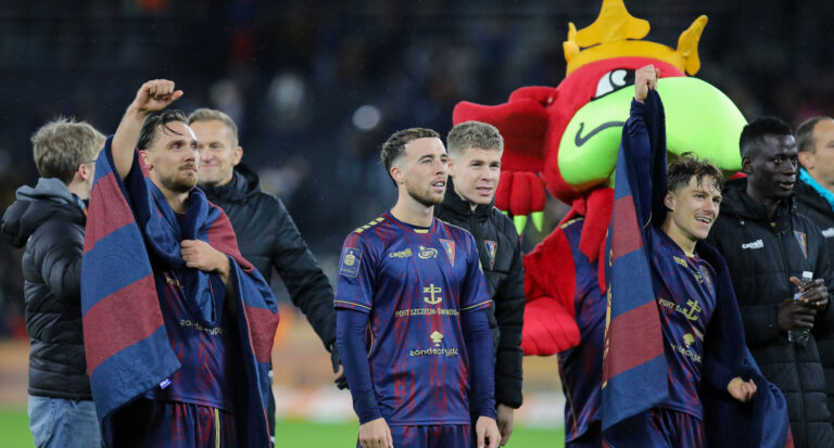 2025.10.25 Szczecin
pilka nozna PKO Ekstraklasa sezon 2025/2026
Pogon Szczecin - Cracovia Krakow 
N/z Linus Wahlqvist Sam Greenwood, Leonardo Koutris
Foto Kasia Dzierzynska / PressFocus

2025.10.25 Szczecin
Football - Polish PKO Ekstraklasa season 2025/2026
Pogon Szczecin - Cracovia Krakow 
Linus Wahlqvist Sam Greenwood, Leonardo Koutris
Credit: Kasia Dzierzynska / PressFocus