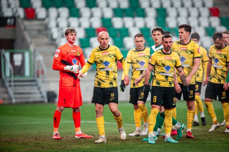 2025.11.30 Sosnowiec
Pilka nozna Pierwsza Liga Betclic 1 Liga Sezon 2025/2026
Wieczysta Krakow - Slask Wroclaw
N/z Antoni Mikulko Michal Pazdan Tomasz Swedrowski
Foto Mateusz Porzucek PressFocus

2025.11.30 Sosnowiec
Football Polish Betclic First I League Season 2025/2026
Wieczysta Krakow - Slask Wroclaw
Antoni Mikulko Michal Pazdan Tomasz Swedrowski
Credit: Mateusz Porzucek PressFocus