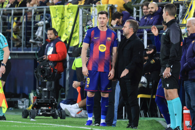 Spain - LaLiga EA Sports - Villarreal CF vs FC Barcelona, Barca - 21/12/2025 SPAIN, VILLARREAL, DECEMBER 21. Hansi Flick Head Coach of FC Barcelona talks to Robert Lewandowski of FC Barcelona during the LaLiga EA Sports match between Villarreal CF and FC Barcelona on December 21, 2025 at Estadio de la Ceramica in Villarreal, Spain. Photo by Manuel Blondeau/ AOP.Press Villarreal Estadio de la Ceramica Spain Copyright: x ManuelxBlondeau/AOP.Pressx AOP20251221-0106
2025.12.22 Villareal
pilka nozna , liga hiszpanska
Villareal CF - FC Barcelona
Foto IMAGO/PressFocus

!!! POLAND ONLY !!!