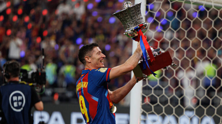 Robert Lewandowski seen celebrating with a trophy during Spanish Supercup Final game between teams of FC Barcelona, Barca and Real Madrid Maciej Rogowski/Ball Raw Images Jeddah King Abdullah Sports City Saudi Arabia Copyright: xMaciejxRogowskix maciejrogowski_barcelona_realmadrid_2526-538
2026.01.12 Dzedda
pilka nozna Superpuchar Hiszpanii
FC Barcelona - Real Madryt
Foto IMAGO/PressFocus

!!! POLAND ONLY !!!