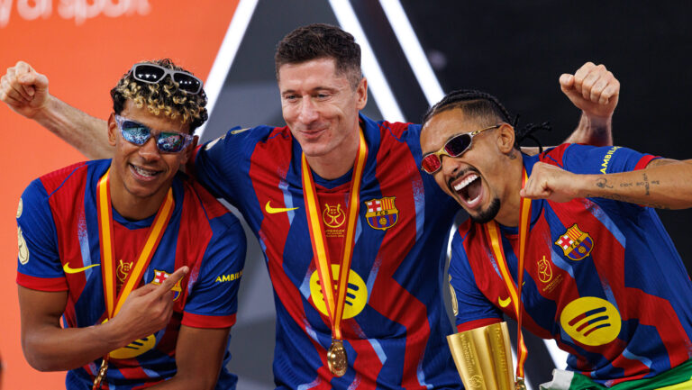 Lamine Yamal, Robert Lewandowski and Raphinha seen celebrating with a trophy during Spanish Supercup Final game between teams of FC Barcelona, Barca and Real Madrid Maciej Rogowski/Ball Raw Images Jeddah King Abdullah Sports City Saudi Arabia Copyright: xMaciejxRogowskix maciejrogowski_barcelona_realmadrid_2526-589
2026.01.12 Dzedda
pilka nozna Superpuchar Hiszpanii
FC Barcelona - Real Madryt
Foto IMAGO/PressFocus

!!! POLAND ONLY !!!