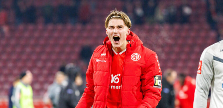 MAINZ, DEUTSCHLAND - JANUARY 13: Kacper Potulski 1. FSV Mainz 05, 48 and teammates celebrate after the team s victory in the Bundesliga match between 1. FSV Mainz 05 vs. 1. FC Heidenheim at MEWA Arena on matchday 17 of the 1. Bundesliga on January 13, 2026 in Mainz, Deutschland. DFL REGULATIONS PROHIBIT ANY USE OF PHOTOGRAPHS AS IMAGE SEQUENCES AND/OR QUASI-VIDEO. Rheinland-Pfalz Deutschland Copyright: xStephanxHahnex
2026.01.13 Moguncja
pilka nozna , liga niemiecka
FSV Mainz 05 - 1. FC Heidenheim
Foto IMAGO/PressFocus

!!! POLAND ONLY !!!