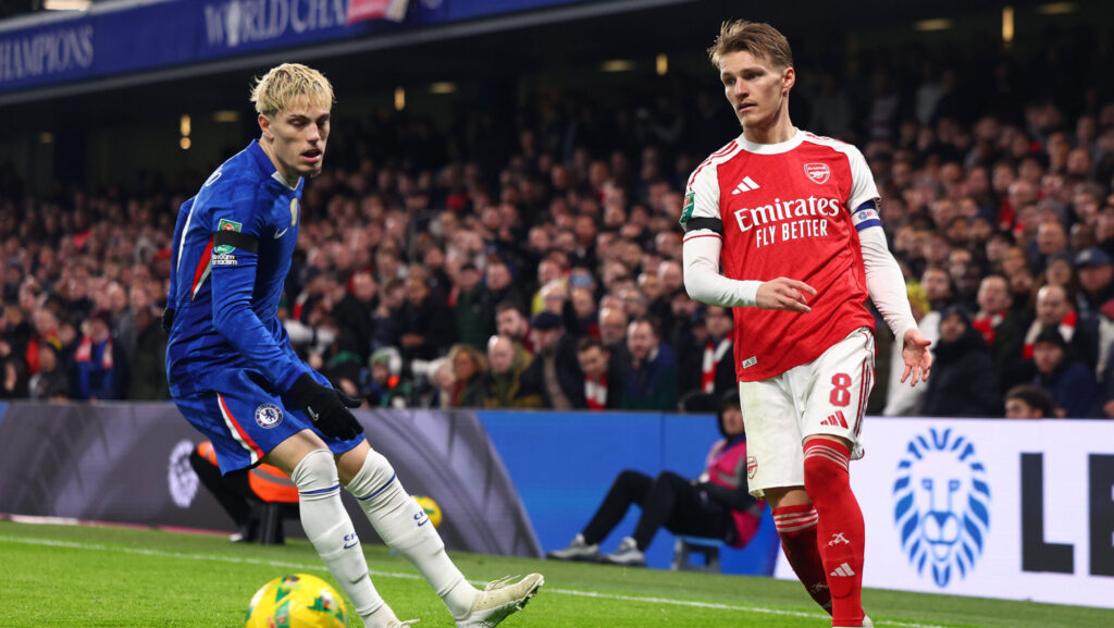 London, England, 14th January 2026. Alejandro Garnacho of Chelsea and Martin Odegaard of Arsenal challenge for the ball during the Chelsea vs Arsenal Carabao Cup match at Stamford Bridge, London. Picture credit should read: Paul Terry / Sportimage EDITORIAL USE ONLY. No use with unauthorised audio, video, data, fixture lists, club/league logos or live services. Online in-match use limited to 120 images, no video emulation. No use in betting, games or single club/league/player publications. SPI_155_PT_Chelsea_Arsenal SPI-4450-0154
2026.01.14 Londyn
pilka nozna , Puchar Ligi Angielskiej
Chelsea Londyn - Arsenal Londyn
Foto IMAGO/PressFocus

!!! POLAND ONLY !!!
