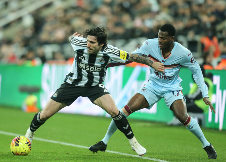 Sandro Tonali of Newcastle United holds off Dango Ouattara of Brentford during the Premier League match Newcastle Untied vs Brentford at St. James's Park, Newcastle, United Kingdom on 07 February 2026

(Photo by Richard Bierton/News Images) in Newcastle, United Kingdom on 2/7/2026. (Photo by Richard Bierton/News Images/Sipa USA)
2026.02.07 Newcastle
pilka nozna liga angielska
Newcastle United - Brentford

Foto News Images/SIPA USA/PressFocus

!!! POLAND ONLY !!!