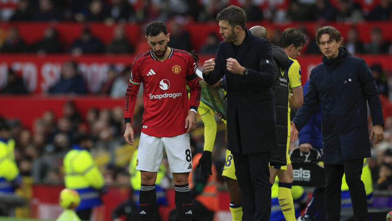 Manchester United, ManU v Tottenham Hotspur, Premier League Michael Carrick the Manchester United head coach gives instructions to Bruno Fernandes 8 of Manchester United during the Premier League match between Manchester United and Tottenham Hotspur at Old Trafford, Manchester, UK on 7 February 2026. Manchester Old Trafford Greater Manchester UK Editorial use only DataCo restrictions apply See www.football-dataco.com , Copyright: xConorxMolloyx PSI-23700-0087
2026.02.07 Manchester 
pilka nozna liga angielska
Manchester United - Tottenham Hotspur

Foto IMAGO/PressFocus

!!! POLAND ONLY !!!