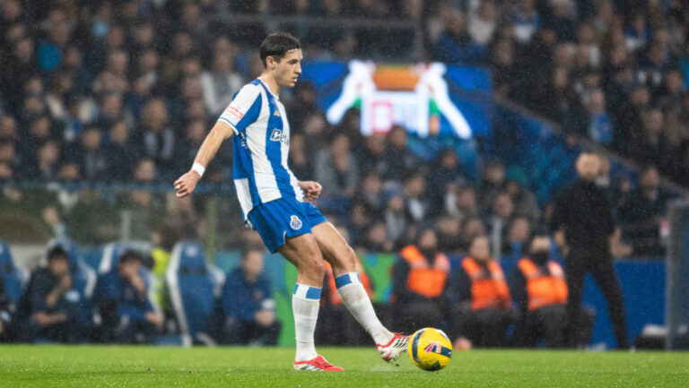 FC Porto v Sporting CP - Liga Portugal Betclic PORTO, PORTUGAL - FEBRUARY 09: Jakub Kiwior of FC Porto passes the ball during the Liga Portugal Betclic match between FC Porto and Sporting CP at Estadio do Dragao on February 09, 2025 in Porto, Portugal. Photo by Rodrigo Moreira/RSM Press via Photo Players Images/Magara press Porto Estadio do Dragao Portugal Copyright: xRodrigoxMoreirax
2026.02.09 Porto
pilka nozna ,  liga portugalska
FC Porto - Sporting Lizbona
Foto IMAGO/PressFocus

!!! POLAND ONLY !!!