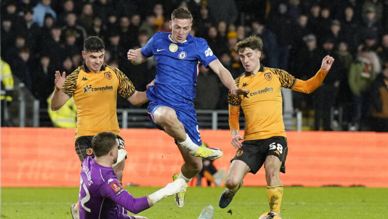 Kingston upon Hull, England, 13th February 2026. Liam Delap of Chelsea effort its saved by Dillon Phillips of Hull City during the Hull City vs Chelsea FA Cup fourth round match at the MKM Stadium, Kingston upon Hull. Picture credit should read: Andrew Yates / Sportimage EDITORIAL USE ONLY. No use with unauthorised audio, video, data, fixture lists, club/league logos or live services. Online in-match use limited to 120 images, no video emulation. No use in betting, games or single club/league/player publications. SPI_041_AY_Hull_Chelsea SPI-4532-0040
2026.02.13 Hull
pilka nozna , Puchar Anglii
Hull City - Chelsea Londyn
Foto IMAGO/PressFocus

!!! POLAND ONLY !!!