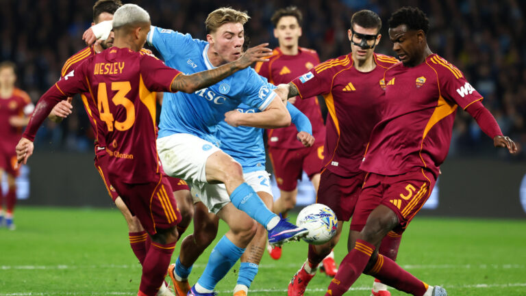 Rasmus Hojlund of SSC Napoli is challenged by four opponents, Wesley Vinicius Franca Lima, Bryan Cristante, Gianluca Mancini and Evan Ndicka of AS Roma during the Serie A 2025/2026 football match between SSC Napoli and AS Roma at Diego Armando Maradona stadium in Naples (Italy), February 15, 2026./Sipa USA *** No Sales in France and Italy ***
2026.02.15 Neapol
pilka nozna liga wloska
SSC Napoli - AS Roma
Foto Insidefoto/SIPA USA/PressFocus

!!! POLAND ONLY !!!