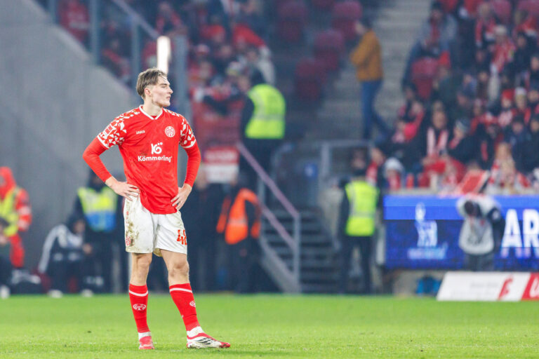 MAINZ, DEUTSCHLAND - FEBRUARY 20: Kacper Potulski 1. FSV Mainz 05, 48 looks frustrated during the Bundesliga match between 1. FSV Mainz 05 vs. Hamburger SV at MEWA Arena on matchday 23 of the 1. Bundesliga on February 20, 2026 in Mainz, Deutschland. DFL REGULATIONS PROHIBIT ANY USE OF PHOTOGRAPHS AS IMAGE SEQUENCES AND/OR QUASI-VIDEO. Rheinland-Pfalz Deutschland Copyright: xStephanxHahnex
2026.02.20 Moguncja
pilka nozna , liga niemiecka
FSV Mainz 05 - Hamburger SV
HSV
Foto IMAGO/PressFocus

!!! POLAND ONLY !!!