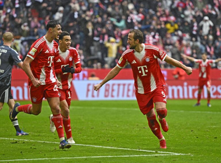 21.02.2026, Fussball Bundesliga 2025/2026, 23.Spieltag, FC Bayern Munchen - Eintracht Frankfurt, in der Allianz-Arena Munchen, Torjubel nach dem 2:0 von Harry Kane FC Bayern Munchen v.l. Aleksandar Pavlovic FC Bayern Munchen, Jamal Musiala Bayern Munchen und Harry Kane FC Bayern Munchen ***DFL and DFB regulations prohibit any use of photographs as image sequences and/or quasi-video.*** *** 21 02 2026, Bundesliga 2025 2026, Matchday 23, FC Bayern Munich Eintracht Frankfurt, in the Allianz Arena Munich, Goal celebration after the 2 0 by Harry Kane FC Bayern Munich f l Aleksandar Pavlovic FC Bayern Munich , Jamal Musiala Bayern Munich and Harry Kane FC Bayern Munich DFL and DFB regulations prohibit any use of photographs as image sequences and or quasi video
2026.02.21 Monachium 
pilka nozna liga niemiecka
Bayern Monachium - Eintracht Frankfurt
Foto IMAGO/PressFocus

!!! POLAND ONLY !!!