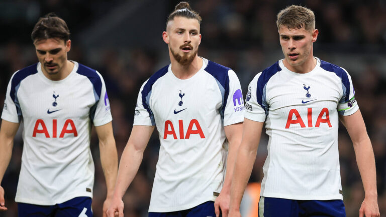 Tottenham Hotspur v Arsenal, Premier League Tottenham Hotspur Defender Radu DrÄguÈin 3 &amp; Tottenham Hotspur Defender Micky van de Ven 37 during the Premier League match between Tottenham Hotspur and Arsenal at Tottenham Hotspur Stadium, London, UK on 22 February 2026. London Tottenham Hotspur Stadium London UK Editorial use only DataCo restrictions apply See www.football-dataco.com , Copyright: xChrisxFoxwellx PSI-23791-0150
2026.02.22 Londyn
pilka nozna Liga Angielska
Tottenham Hotspur - Arsenal Londyn
Foto IMAGO/PressFocus

!!! POLAND ONLY !!!