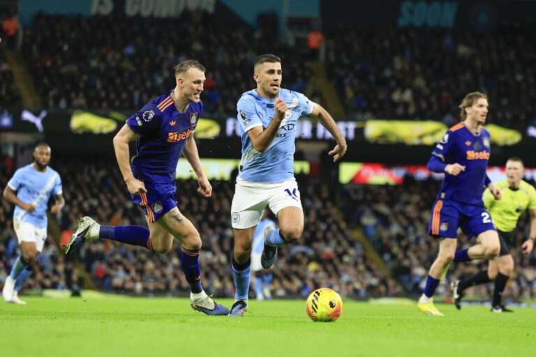 Manchester City v Newcastle United, Premier League Rodrigo 16 of Manchester City runs with the ball chased by Dan Burn 33 of Newcastle United during the Premier League match between Manchester City and Newcastle United at the Etihad Stadium, Manchester, UK on 21 February 2026. Manchester Etihad Stadium Manchester UK Editorial use only DataCo restrictions apply See www.football-dataco.com , Copyright: xConorxMolloyx PSI-23787-0106
2026.02.22 Manchester
pilka nozna liga angielska
Manchester City - Newcastle United

Foto IMAGO/PressFocus

!!! POLAND ONLY !!!
