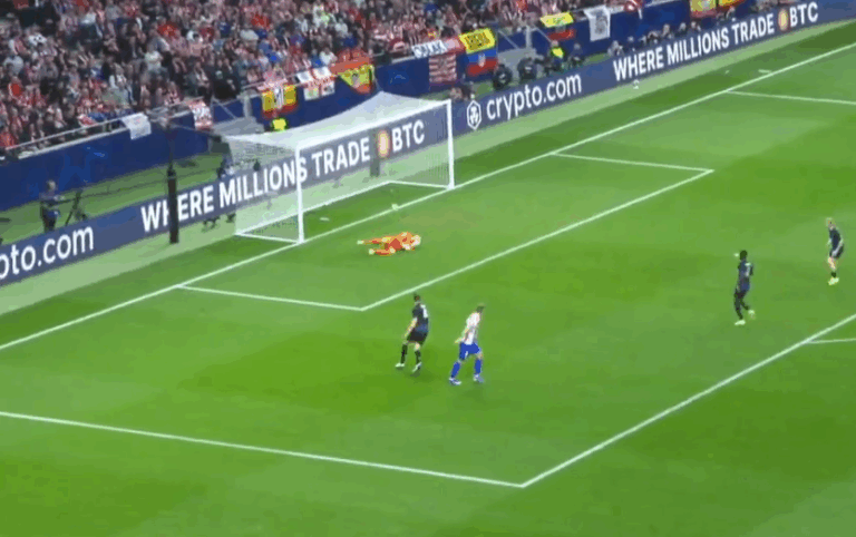 Fatalna pomyłka Simona Mignoleta w meczu z Atletico [WIDEO]