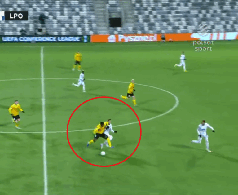 Lech gra w przewadze! Czerwona kartka dla  zawodnika KuPS za uderzenie łokciem [WIDEO]