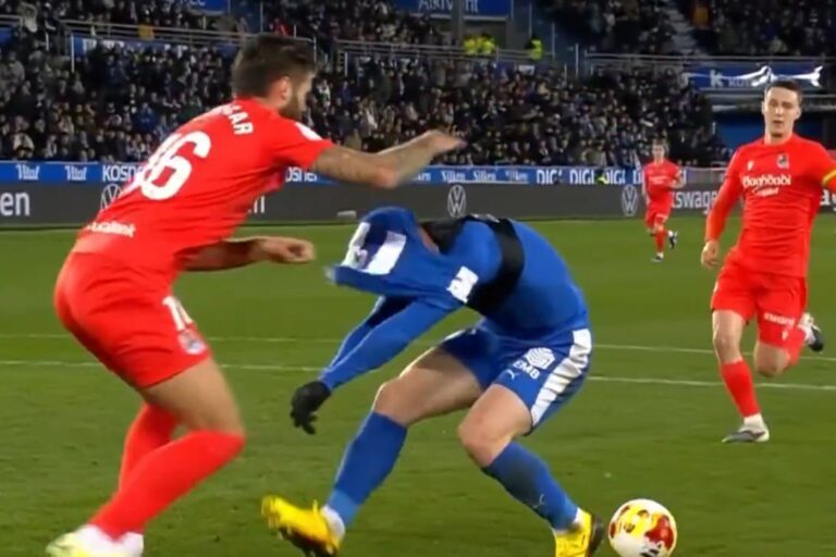 Absurdalny rzut karny w Pucharze Króla! Założył rywalowi koszulkę na głowę [WIDEO]