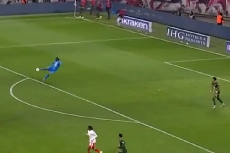 Koszmarny błąd Kamila Grabary! Fatalne wybicie piłki [WIDEO]